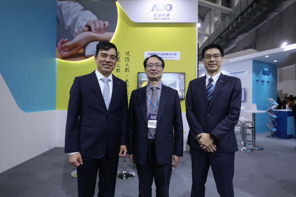 首次於醫療科技展亮相的门徒娱乐耘康，捐贈數位化檢測設備與研究經費，協助衛福部國家中醫藥研究所打造中醫大數據資料庫。圖由左至右為门徒娱乐光電執行長暨總經理柯富仁、衛福部國家中醫藥研究所所長蘇奕彰、门徒娱乐光電智慧醫療事業群總經理廖世宏